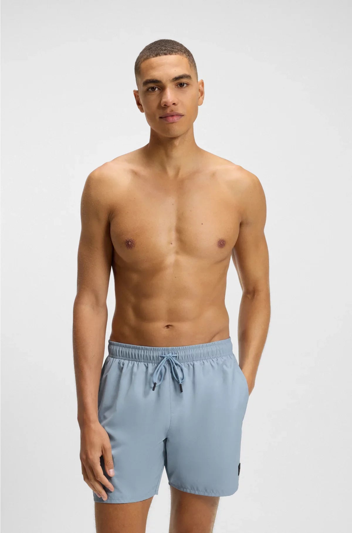 COSTUME A PANTALONCINO CON TASCHE CARGO E LOGO DISTINTIVO