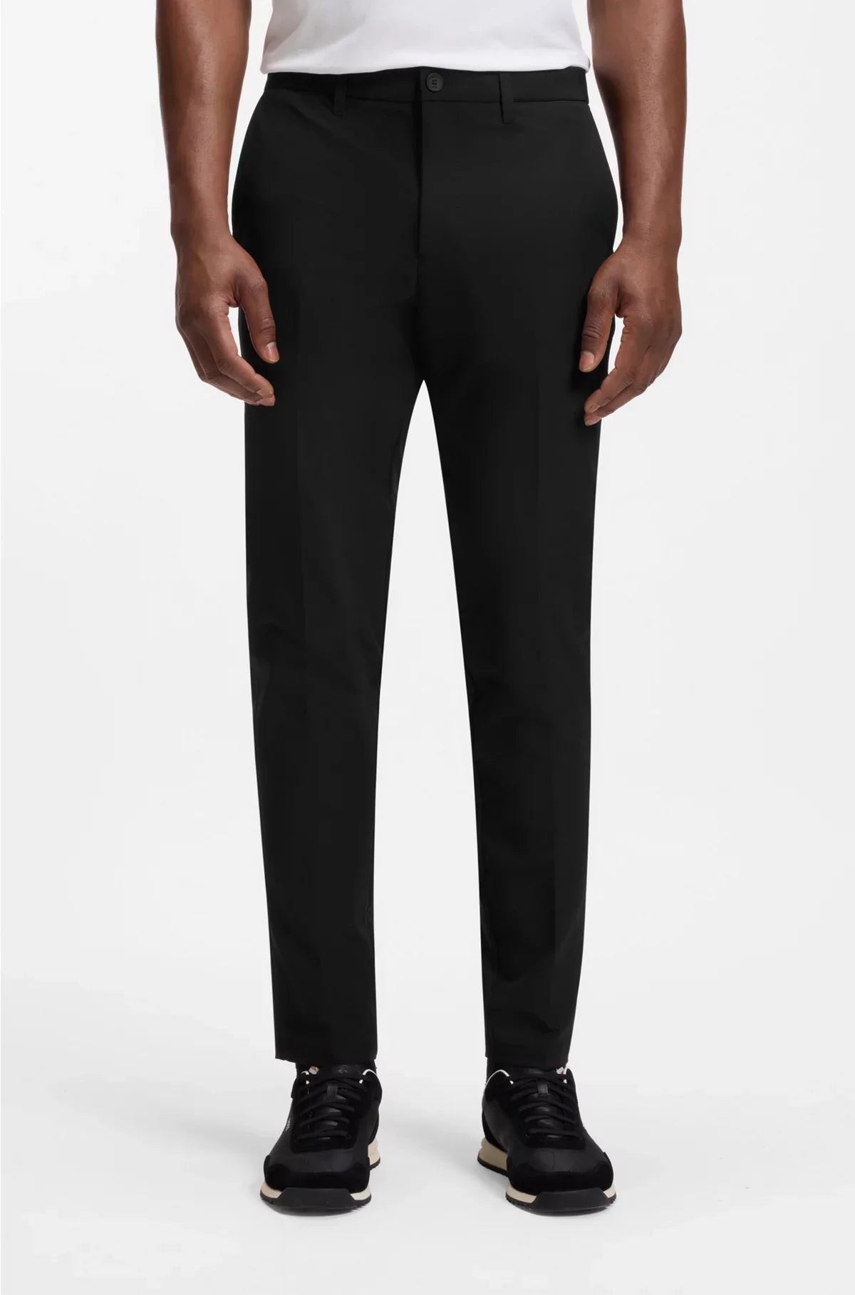 CHINO SLIM-FIT IN TESSUTO ELASTICIZZATO IN QUATTRO DIREZIONI CHE NON SI STROPICCIA