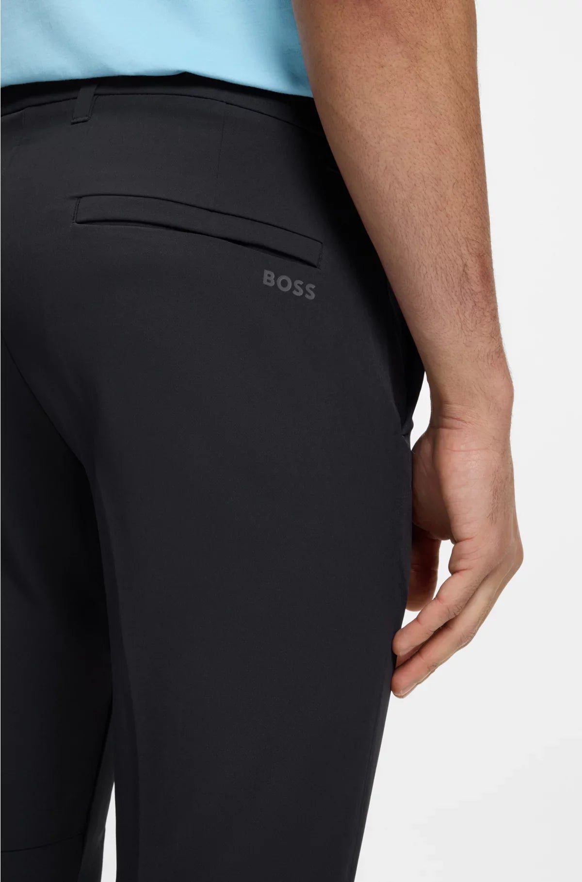CHINO SLIM-FIT IN TESSUTO ELASTICIZZATO IN QUATTRO DIREZIONI CHE NON SI STROPICCIA