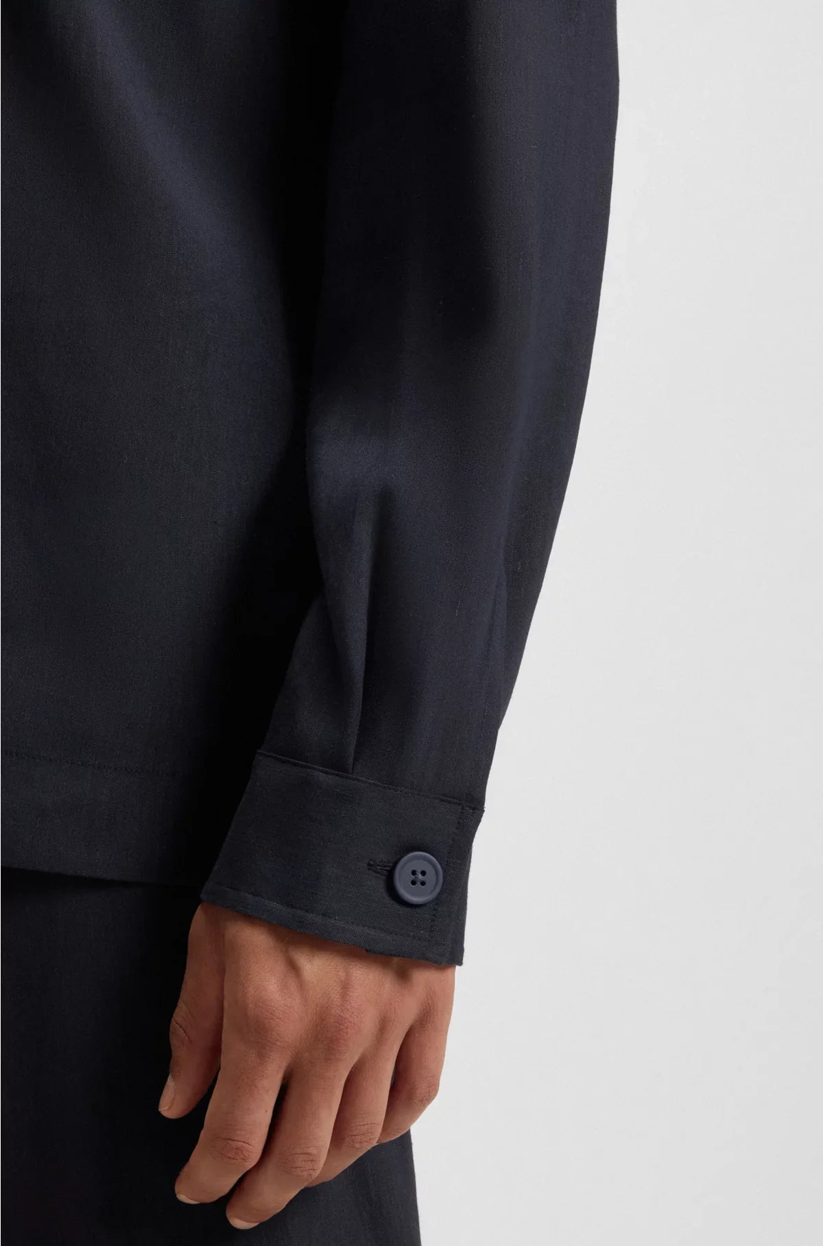 RELAXED-FIT SHIRT IN AN ITALIAN-MADE LINEN BLEND