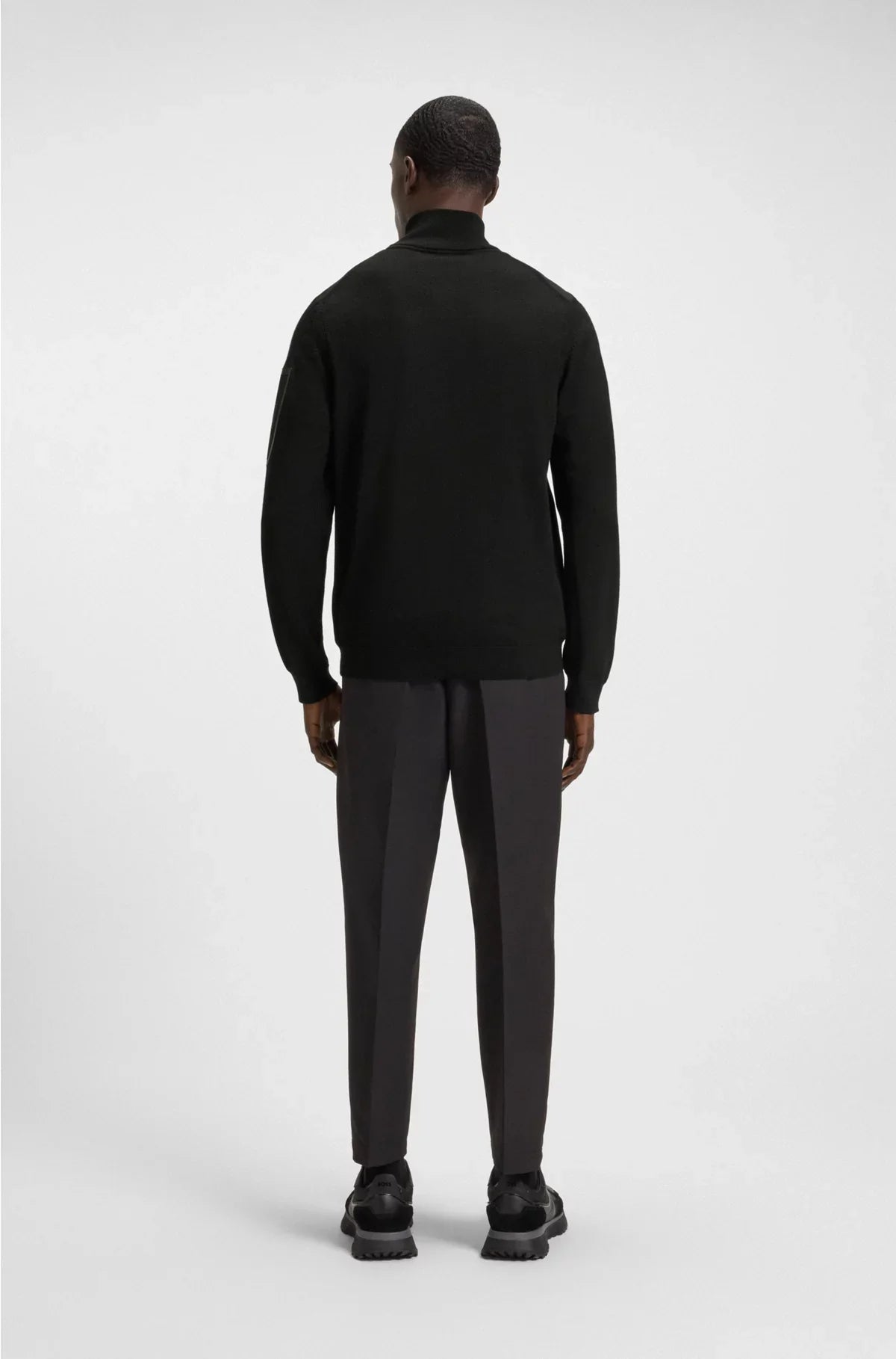 THERMOREGULATING HYBRID JACKET WITH ZIPPED SLEEVE POCKET