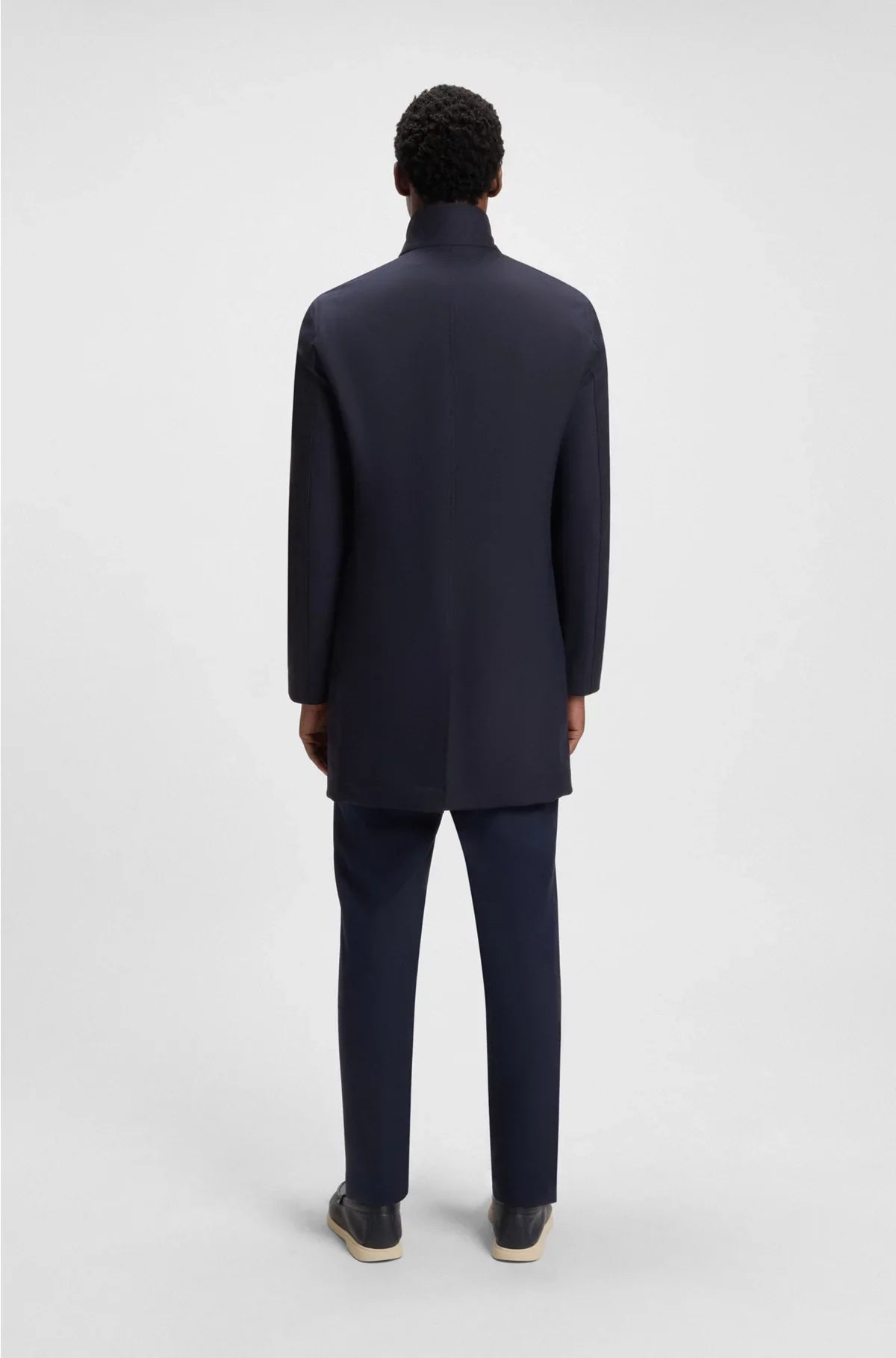 COAT WITH CONCEALED CLOSURE