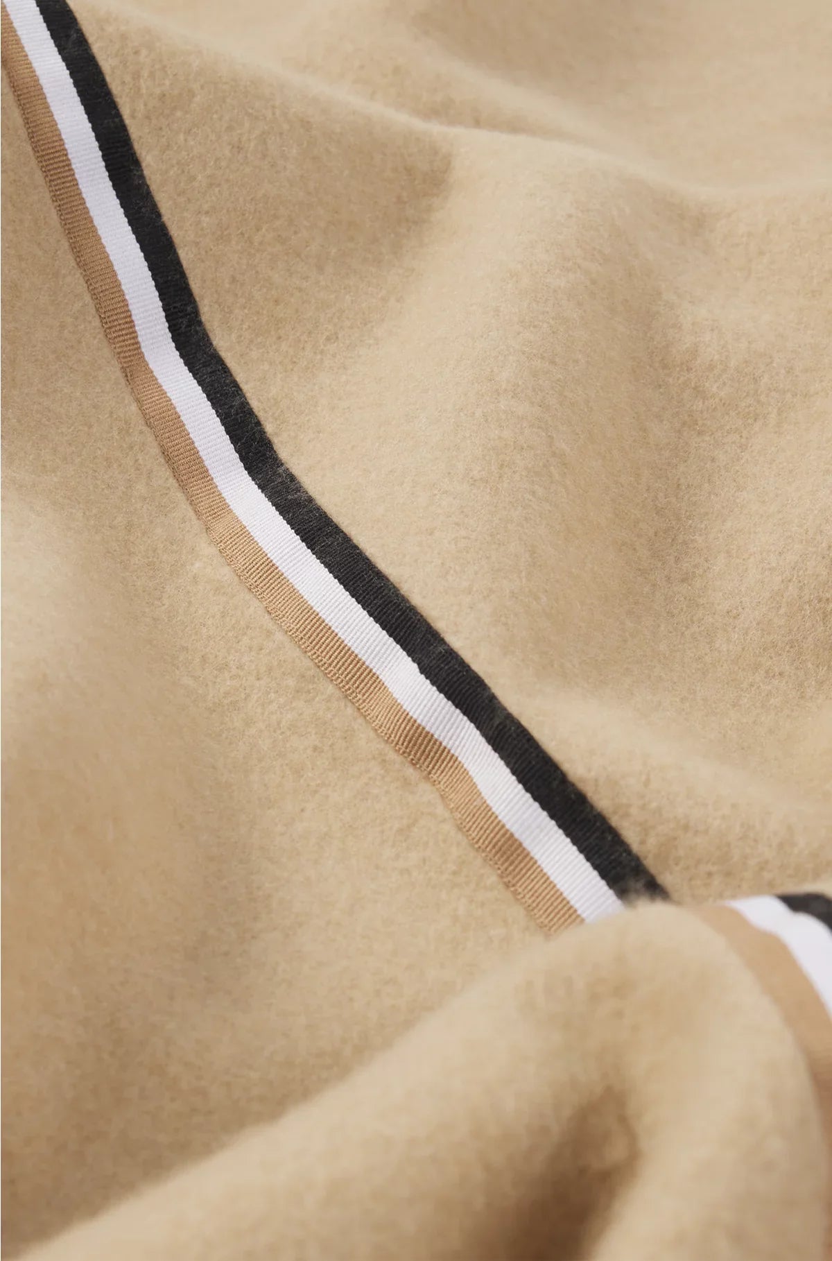 PLAID IN PILE CON APPLICAZIONE A RIGHE DISTINTIVE